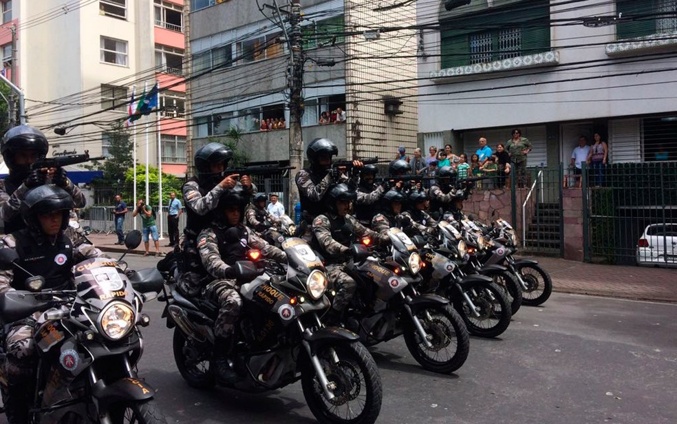 Motociclistas do Batalhão de Choque desfilam (Foto: Henrique Mendes/G1)