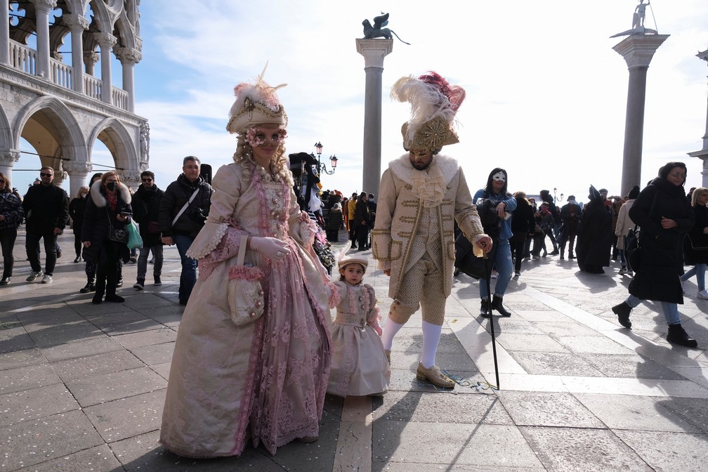Família foi fantasiada para a Praça São Marcos em Veneza, Itália. — Foto: Manuel Silvestri/REUTERS