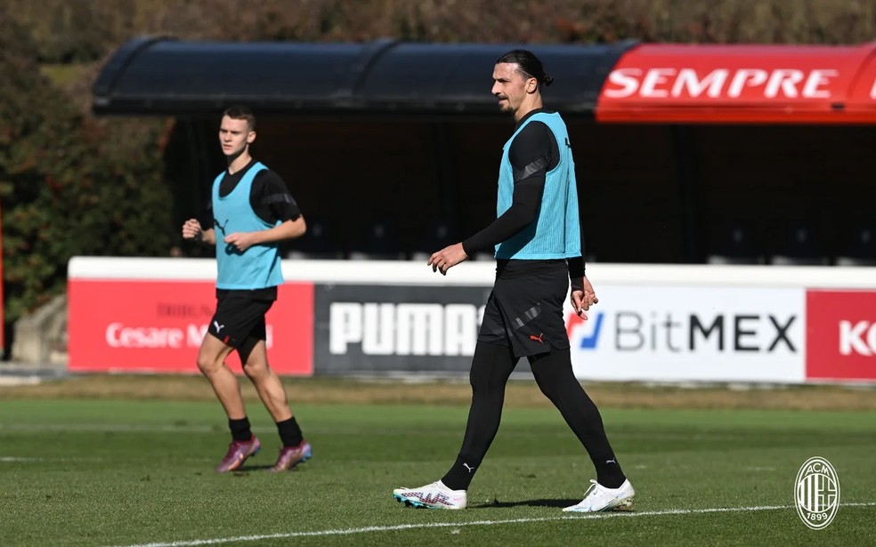 Ibrahimovic treina ao lado do filho Maximilian, que é da equipe sub-18 do Milan — Foto: Divulgação/Milan