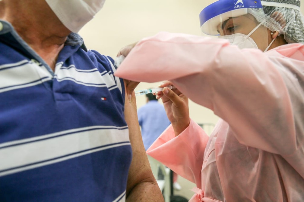 Profissionais da saúde recebem vacinação no Centro de Eventos do Ceará, em Fortaleza — Foto: Camila Lima/SVM