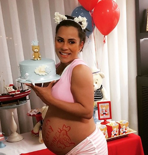 Kelly Medeiros se diverte em chá de bebê (Foto: Reprodução/Instagram)