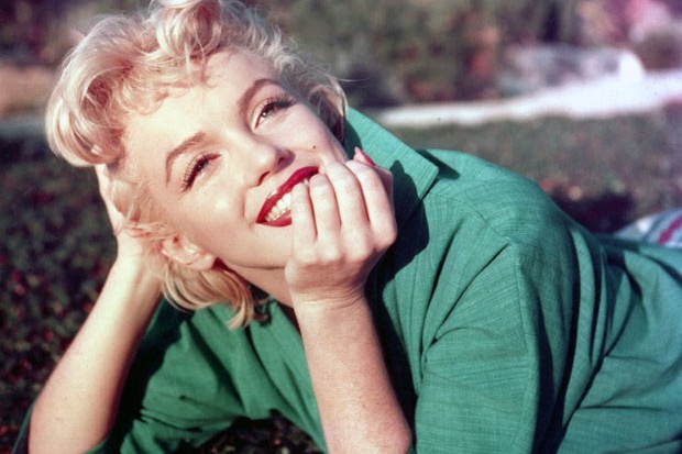 PALM SPRINGS, CA - 1954: Actress Marilyn Monroe poses for a portrait laying on the grass in 1954 in Palm Springs, California. (Photo by Baron/Getty Images) (Foto: Getty Images)