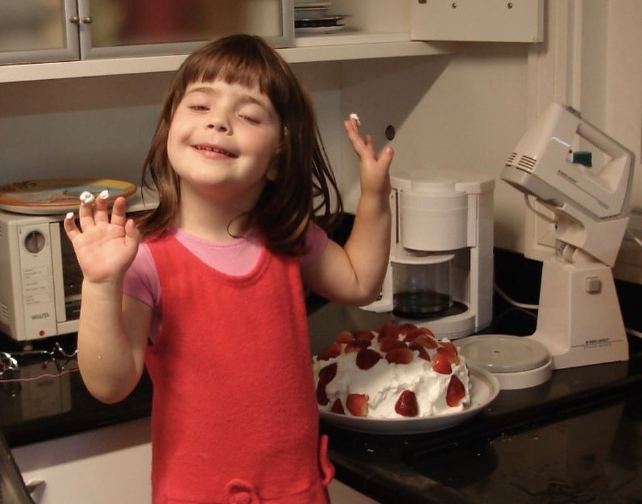 Jade Picon em foto de infância na cozinha (Foto: Reprodução/Instagram)