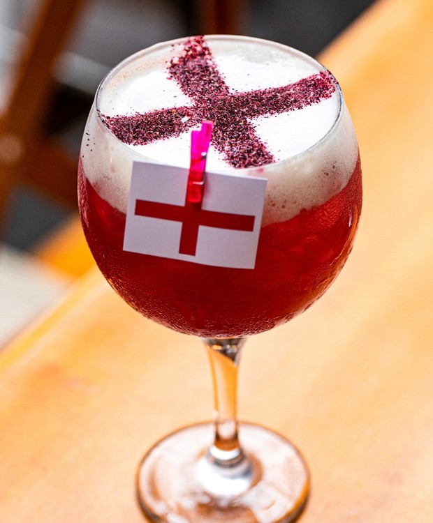Receita de drinque Inglaterra é feita com gin, frutas e finalizada com pó de hibisco (Foto: Divulgação)