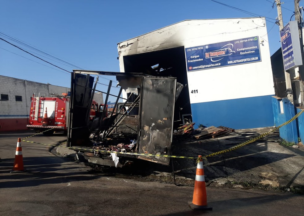 Incêndio destruiu caminhão e mercadorias que estavam no galpão em Boituva (SP) — Foto: Prefeitura de Boituva/Divulgação