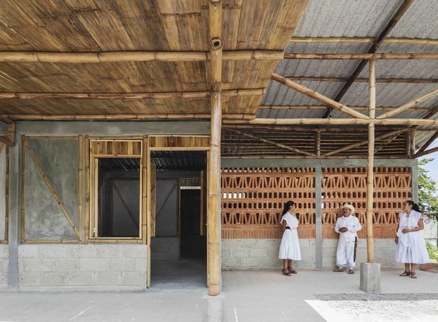 O espaço também oferece uma oficina prática que ensina como usar o bambu e outros materiais locais para a construção e elaboração de estruturas e móveis.  (Foto: Onnis Luque / Divulgação)