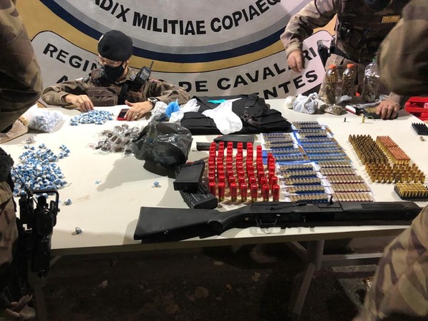 Arma, munições e drogas apreendidas em laboratório clandestino no Barreiro, em Belo Horizonte — Foto: Luciana Mussi/ TV Globo