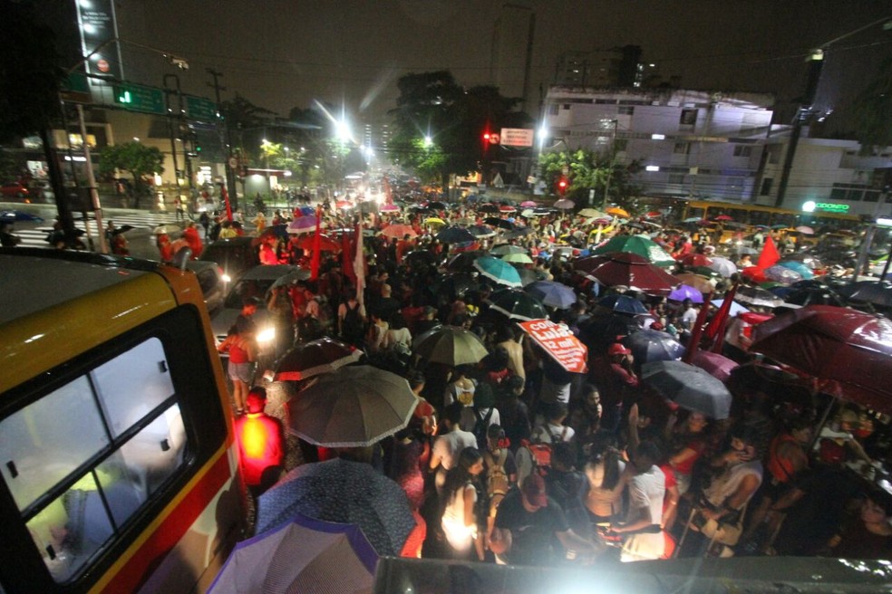 Passeata bloqueou o trÃ¢nsito no cruzamento das avenidas Agamenon MagalhÃ£es e Governador Carlos de Lima Cavalcanti (Foto: Marlon Costa/Pernambuco Press)