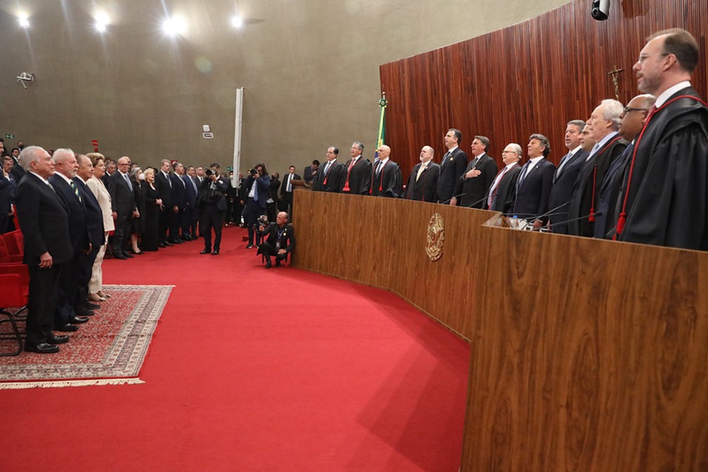 Bolsonaro e ex-presidentes ficam frente a frente durante posse de Alexandre de Moraes, como presidente do TSE. — Foto: Antonio Augusto/Secom/TSE