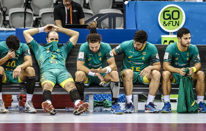 Brasil perde chances, leva gol no fim e é eliminado pela Croácia