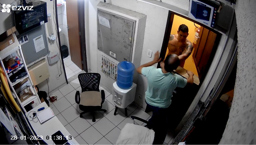 Câmeras instaladas dentro da portaria registraram as agressões e ameaças sofridas pelo profissional. — Foto: Reprodução