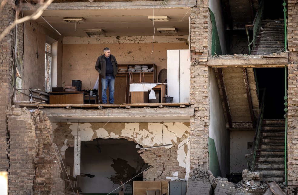 Detalhe de prédio que teve a fachada derrubada após bombardeio russo a uma fábrica de mísseis nesta madrugada — Foto: Fadel Senna/ AFP