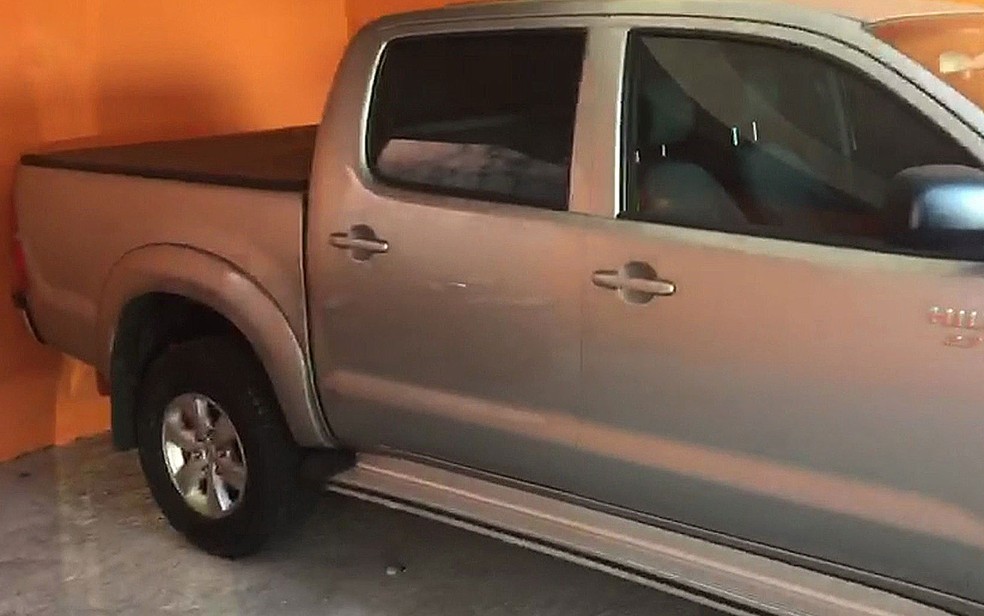 Policiais encontram caminhonete de luxo roubada em garagem 