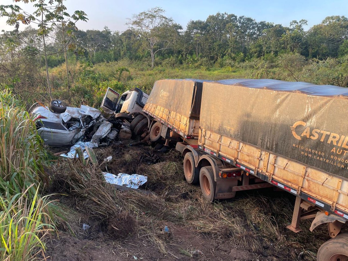 Carreta e caminhonete batem de frente e duas pessoas morrem na BR-364 ...