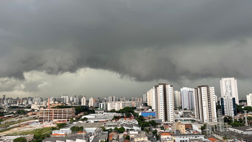 Formação de chuvas nesta terça-feira (15) no bairro da Mooca, Centro de São Paulo.  — Foto: Renata Bittar/g1