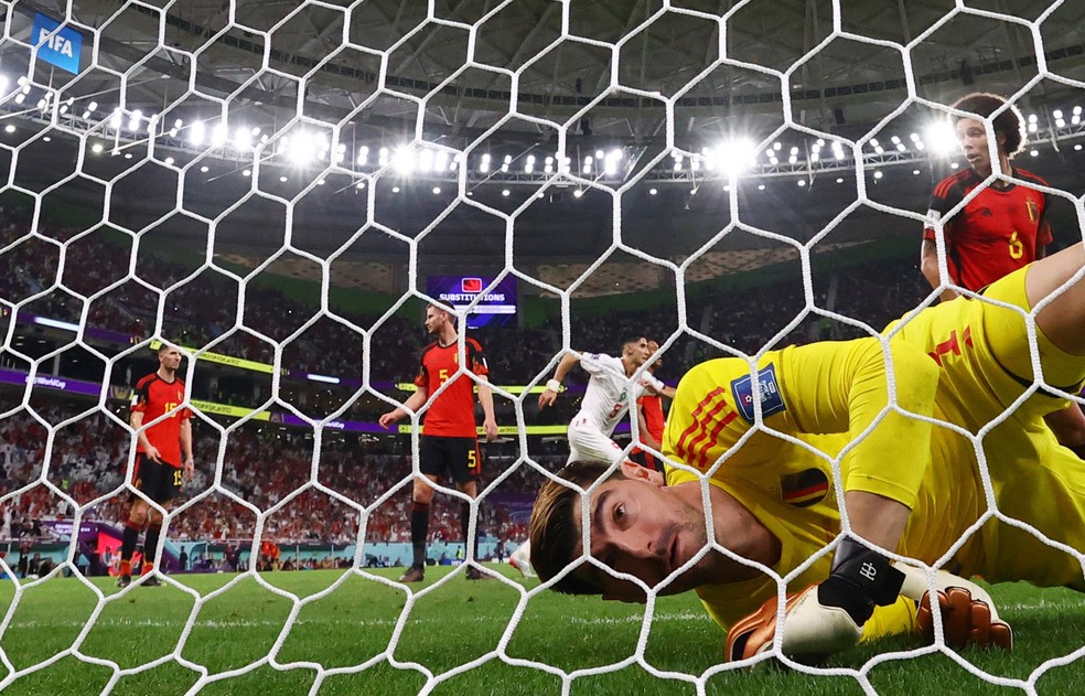 Courtois no lance do primeiro gol do Marrocos contra a Bélgica — Foto: Reuters