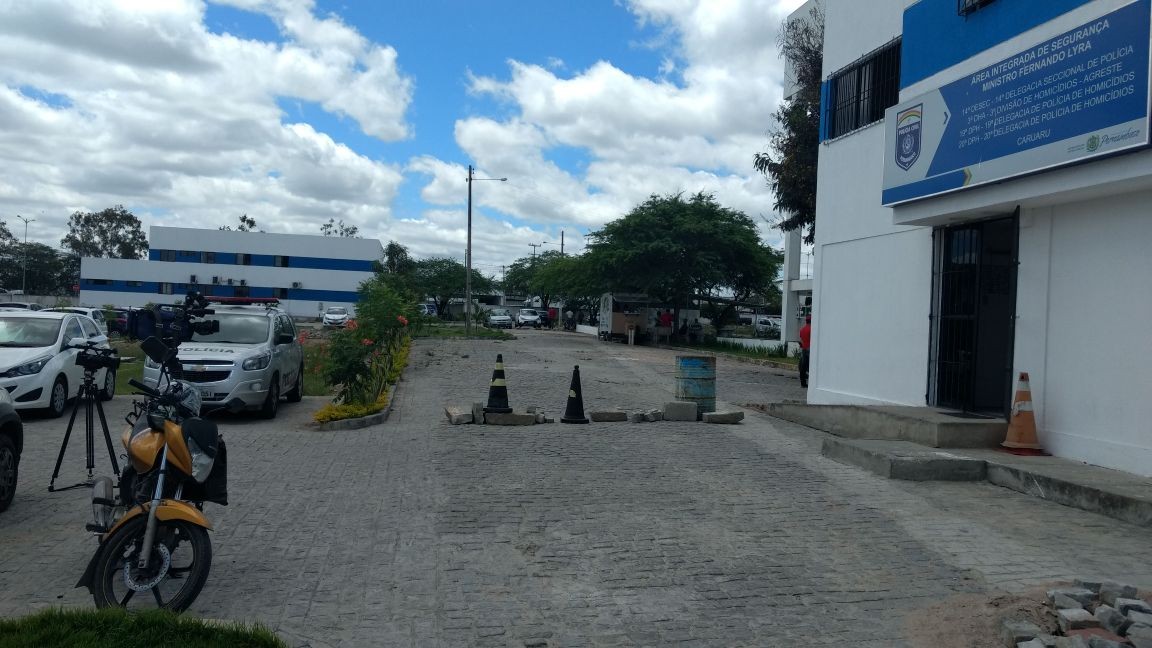 Agente da Polícia Civil é preso suspeito de estuprar mulher dentro de delegacia, em Caruaru