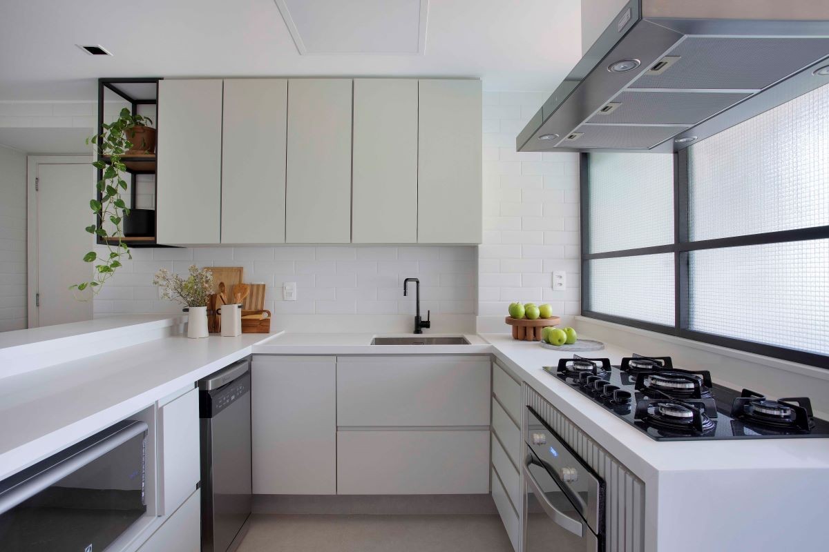 COZINHA | A serralheria traz um ar moderno para a cozinha. Marcenaria é da Maform e bancadas em quartzo branco da Realce Marmoraria. Nas paredes, o revestimento 