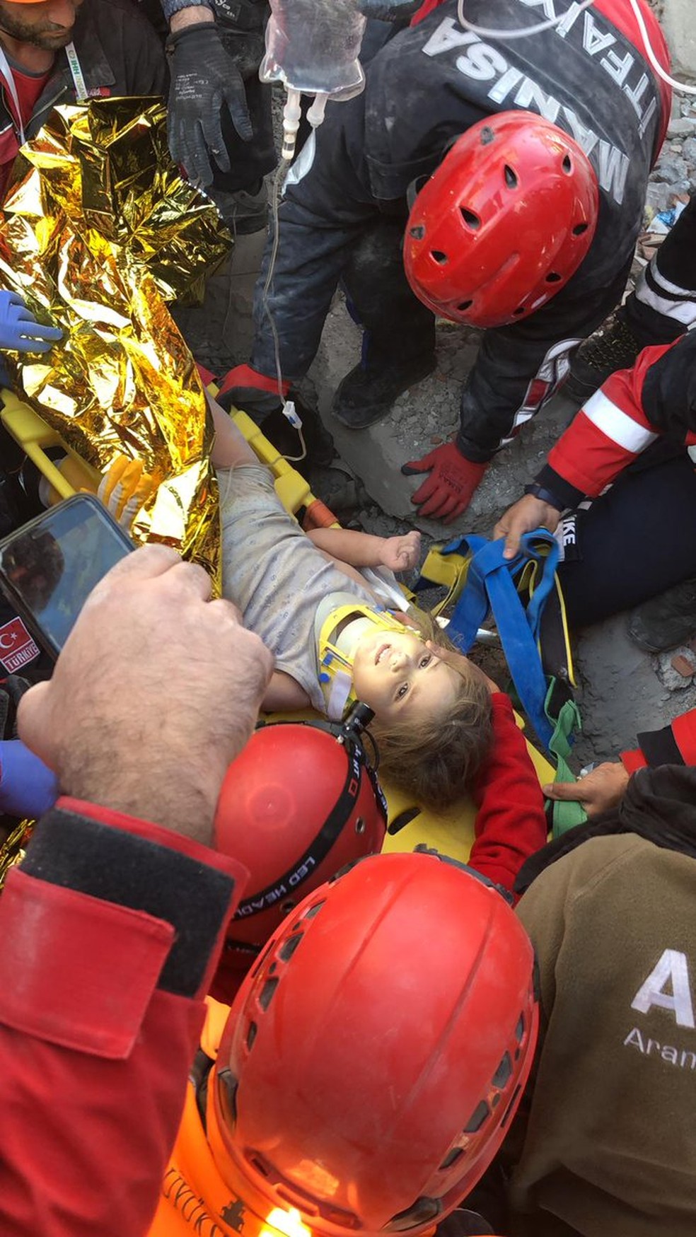 Menina de 3 anos resgatada 91 h após terremoto na Turquia pediu bolinho de carne e iogurte