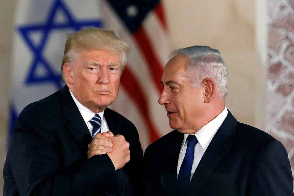 O presidente dos EUA, Donald Trump, e o primeiro-ministro de Israel, Benjamin Netanyahu, se cumprimentam após discurso de Trump no Museu de Israel em Jerusalém, em maio do ano passado (Foto: Ronen Zvulun/Reuters)