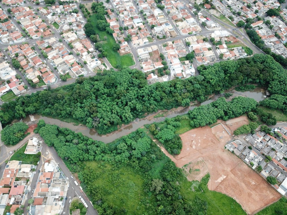 Alterações como a impermeabilização do solo mudam a energia com que a água se desloca nos períodos de chuva intensa; a imagem acima mostra um trecho do Córrego do Veado na região do Jardim Jequitibás/Horto Florestal, na zona oeste de Presidente Prudente (SP) — Foto: Maycon Morano/M2 Comunicação