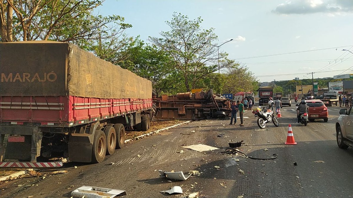 Caminhão Tomba Após Se Envolver Em Acidente Com Outras Duas Carretas Na