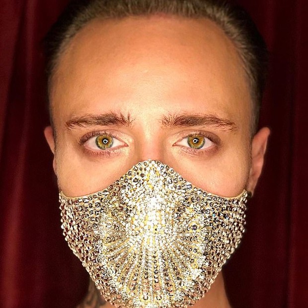 Influencer usa máscara bordada (Foto: Reprodução)