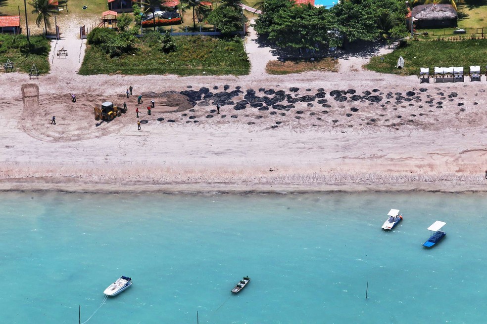 Óleo é retirado de praia em Maragogi, em Alagoas — Foto: Diego Nigro/Reuters