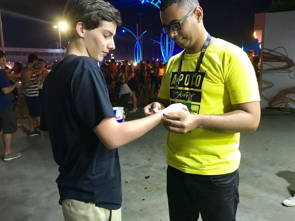 Pulseiras que liberam venda de álcool são distribuídas no Rock in Rio