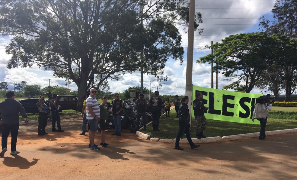 Grupo de motociclistas se reuniu em frente à residência da Granja do Torto para receber Bolsonaro — Foto: Fernanda Vivas/TV Globo