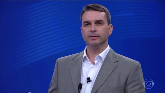 Flávio Bolsonaro vai ao Alvorada e se reúne com presidente