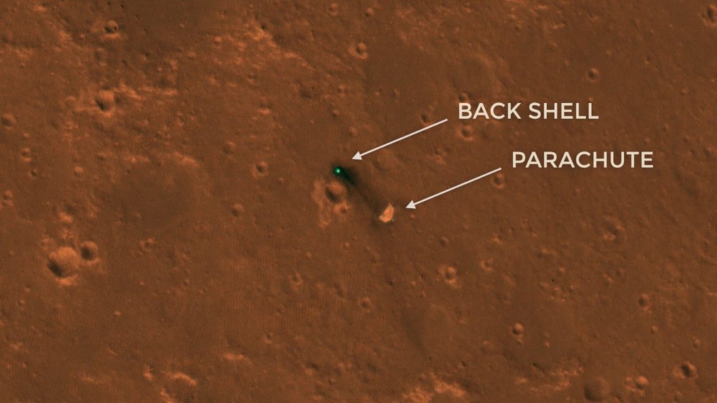 Paraquedas e escudo traseiro da InSight em Marte, vistos do espaço. — Foto: Nasa/JPL-Caltech/Universidade do Arizona