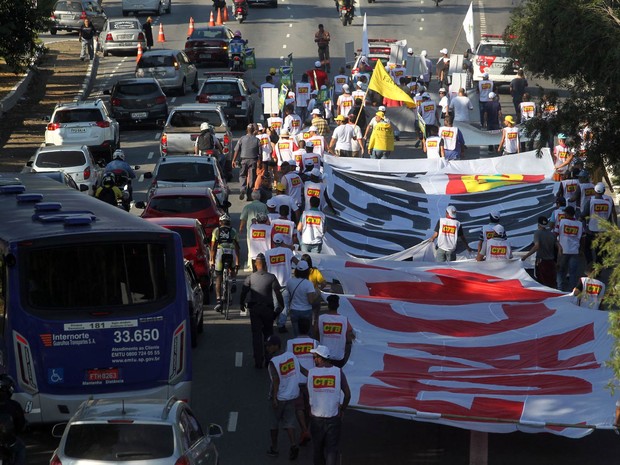 Manifestantes que protestam contra o impeachment da presidente Dilma Rousseff caminham em direção ao Centro de São Paulo, na Avenida Tiradentes. Os manifestantes estenderam uma faixa com a inscrição 'Fora Cunha' (Foto: Felipe Rau/Estadão Conteúdo)
