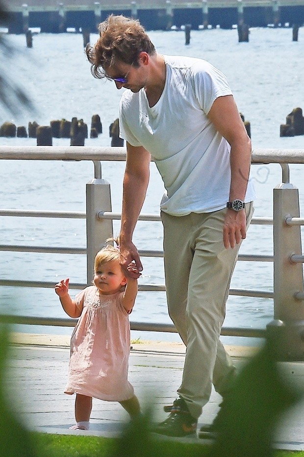 Bradley Cooper e a filha, Lea (Foto: BackGrid)