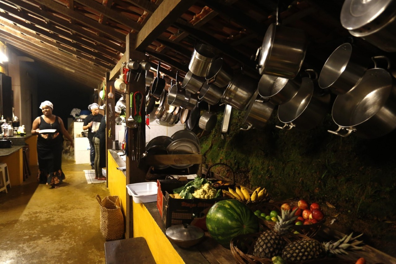 Cozinha agroecológica. Frutas, legumes e verduras são plantados e colhidos na propriedade do Sinal do Vale — Foto: Custodio Coimbra/Agência O Globo