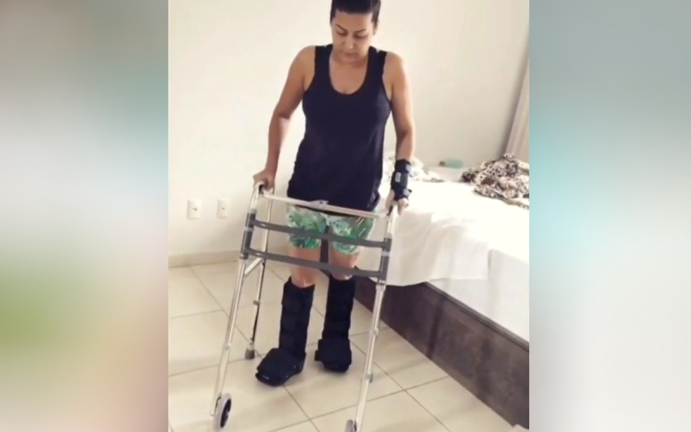 Juliane Lacerda volta a andar com a ajuda de um andador em Goiânia — Foto: Reprodução/Instagram
