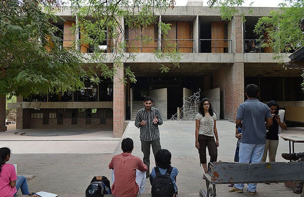 Prédio da Escola de Arquitetura da Universidade CEPT, em Ahmedabad, na Índia, projetado por Doshi (Foto: Vastushilpa Foundation / Reprodução)