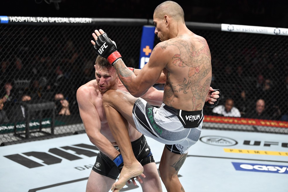 Alex Poatan acerta a joelhada que nocauteou Andreas Michailidis no UFC 268 — Foto: Getty Images