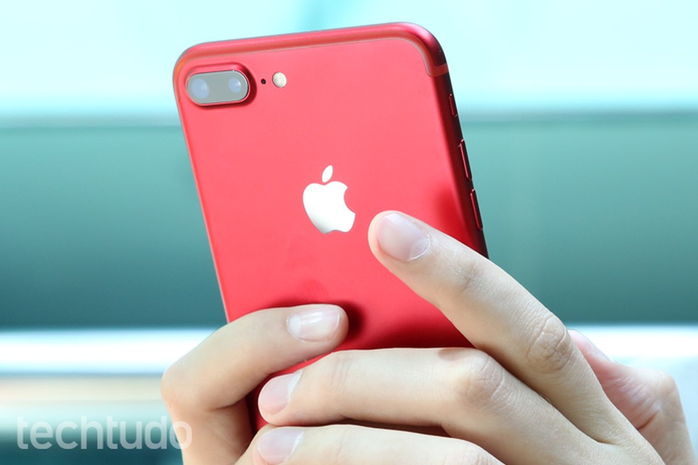 iPhone 7 vermelho saiu da loja oficial da Apple após a chegada dos novos celulares (Foto: Carolina Ochsendorf/TechTudo)