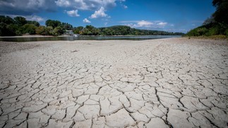 Rio Danúbio, em Szentendre, Hungria. Segundo as autoridades, os últimos sete meses foram os mais secos já registrados desde 1901  — Foto: FERENC ISZA / AFP