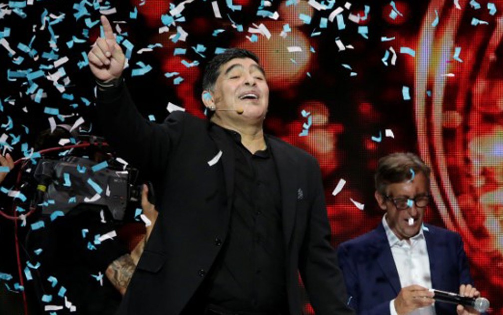 Diego Maradona comemora ao receber o título de cidadão honorário de Nápoles, na Itália, em 5 de julho — Foto: Reuters/Ciro de Luca