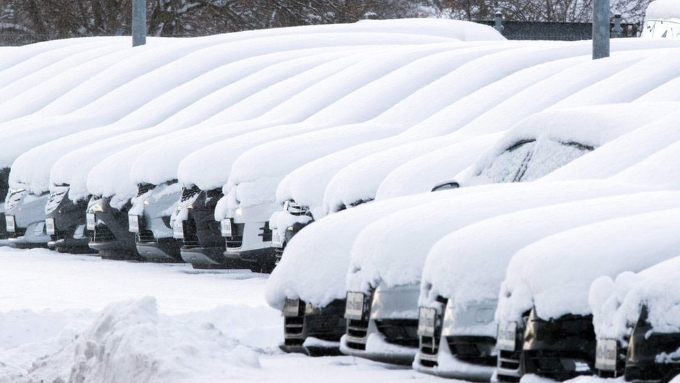 Berlim também registrou intensas nevascas; em toda Europa, voos foram alterados, trens cancelados e escolas fechadas  (Foto: AFP/BBC)