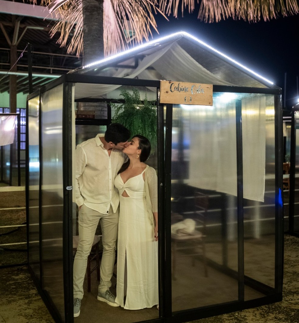 Casal em cabine do restaurante montado em Brasília para atender durante a pandemia — Foto: Bruno Mota