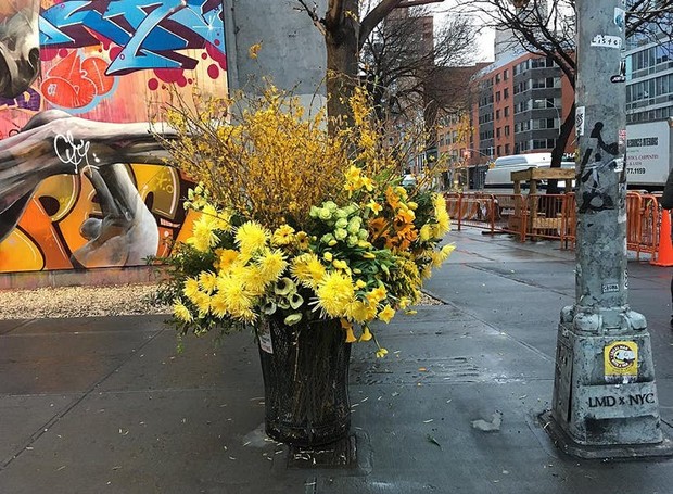 designer-de-flores-cria-buque-de-flores-em-latas-de-lixo-nova-york-1 (Foto: Divulgação/Lewis Miller Design)