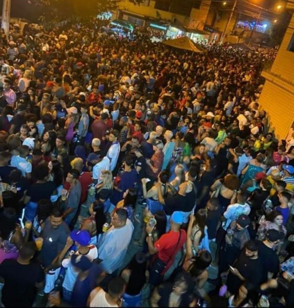 Milhares de pessoas se reuniram no 'Pagode da Covid', em São Vicente, SP — Foto: G1 Santos