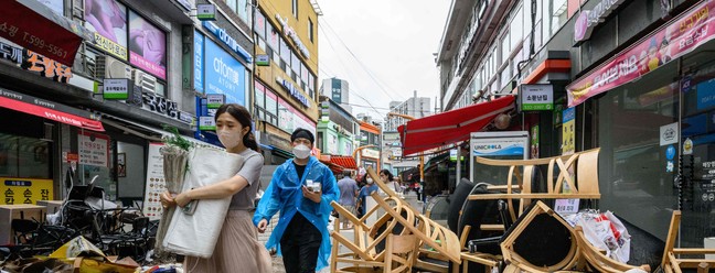Chuvas torrenciais atingiram a região de Seul, capital da Coreia do Sul — Foto: Anthony Wallace / AFP