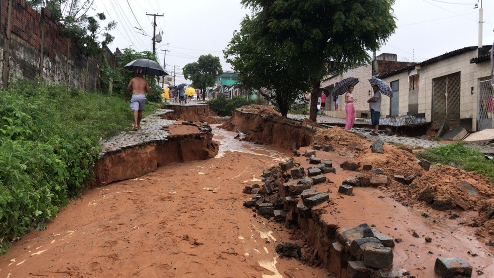 Em Felipe Camarão, rua cedeu e abriu cratera durante as chuvas — Foto: Ayrton Freire/Inter TV Cabugi