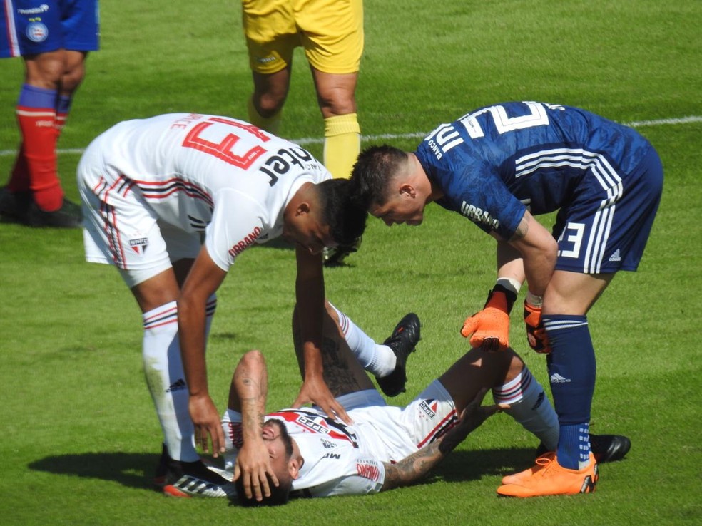 Liziero cai após sofrer pancada no tornozelo em São Paulo x Bahia — Foto: Marcelo Hazan