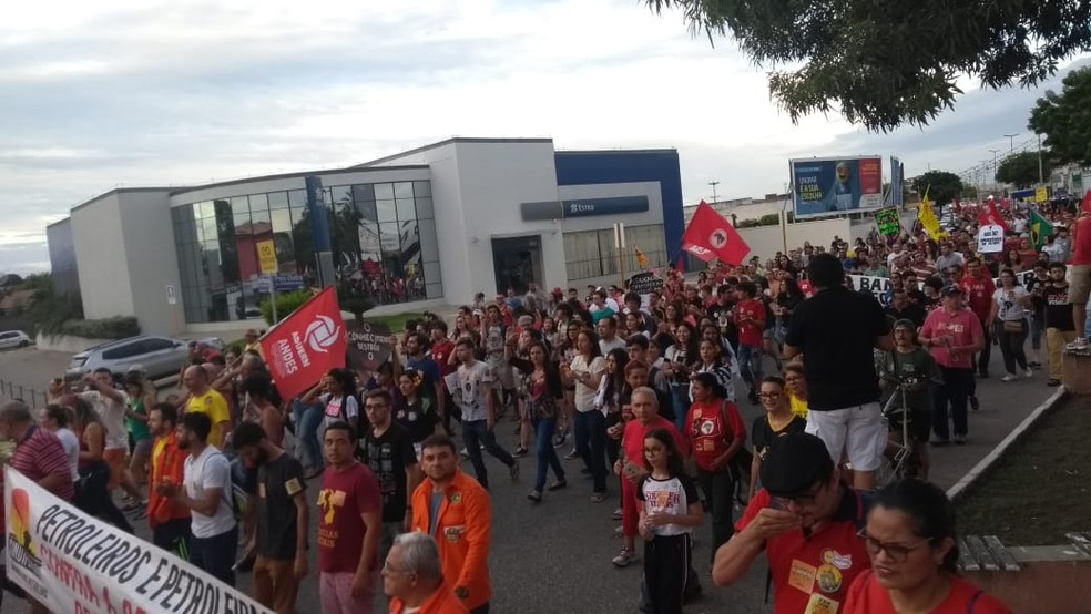 MOSSORÃ“, 17h: manifestantes seguiram pela Avenida Presidente Dutra, em direÃ§Ã£o ao Centro. â€” Foto: IvanÃºcia Lopes/ Inter TV Costa Branca