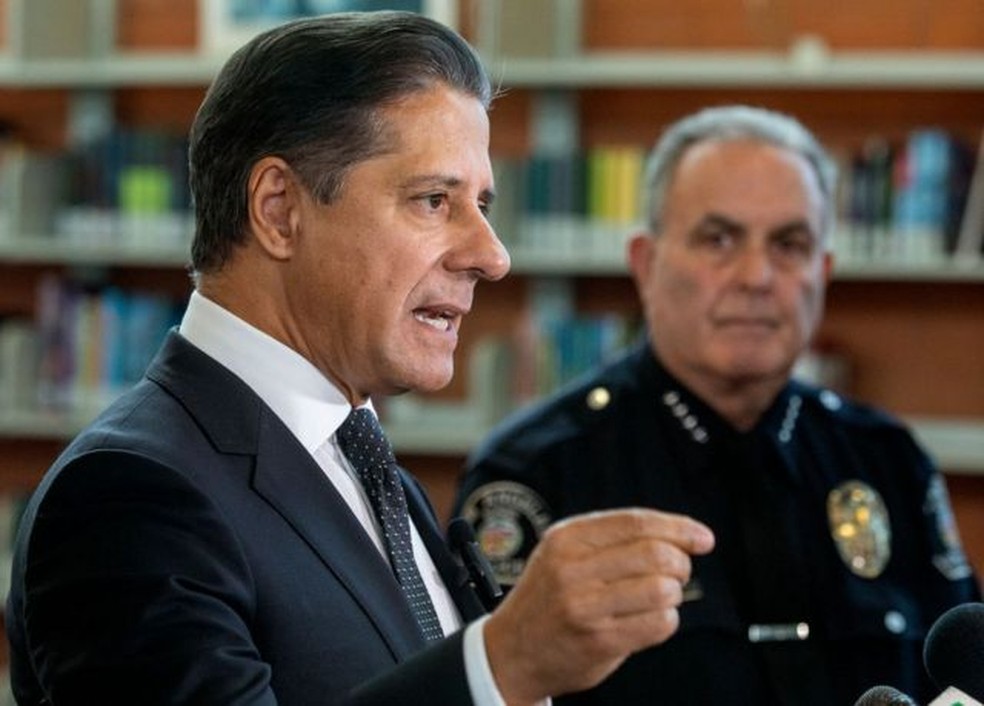 O superintendente do Distrito Escolar Unificado de Los Angeles, Alberto Carvalho, reconheceu que tem uma crise nas mãos, durante entrevista coletiva no dia seguinte à morte de Melanie Ramos — Foto: GETTY IMAGES